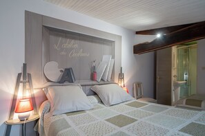 Room - Large nature gite with indoor pool and fishing, charm and authenticity (Saint-Christophe-du-Ligneron)