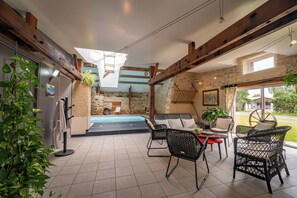 Pool - Large nature gite with indoor pool and fishing, charm and authenticity (Saint-Christophe-du-Ligneron)
