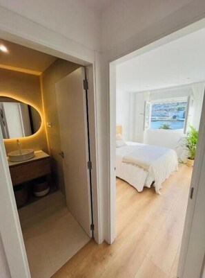 WiFi, bed sheets