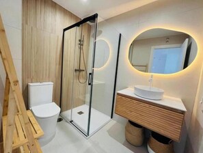Douche, séchoir à cheveux, serviettes fournies, papier de toilette