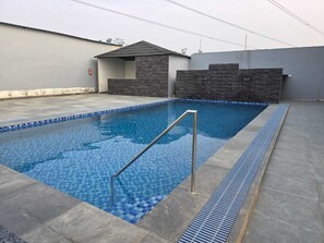 Kolam renang tertutup 