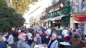 An outdoor café with round tables and chairs, surrounded by people. - Holiday Home 'Bergerie L'Occitane' with Private Pool, Terrace and Wi-Fi (La Caunette)