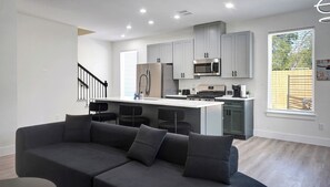 Unclassified image, 2 of 17, button - BRAND NEW Built Modern Gated Townhome 10 Min to Downtown (Houston)