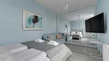 Studiosuite – standard, 1 queensize-seng med sovesofa, ikke-røyk, privat bad | Sengetøy av topp kvalitet, individuelt dekorert og strykejern/-brett
