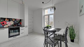 Studio Suite Tiêu chuẩn, 1 giường cỡ queen và sofa giường, không hút thuốc, phòng tắm riêng | Bếp riêng | Dụng cụ pha cà phê/trà, ấm điện, ghế cao cho trẻ em, tủ đông
