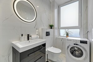 Standard Studio Suite, 1 Queen Bed with Sofa bed, Non Smoking, Private Bathroom | Bathroom