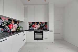 Studio Suite Tiêu chuẩn, 1 giường cỡ queen và sofa giường, không hút thuốc, phòng tắm riêng | Bếp riêng | Dụng cụ pha cà phê/trà, ấm điện, ghế cao cho trẻ em, tủ đông 