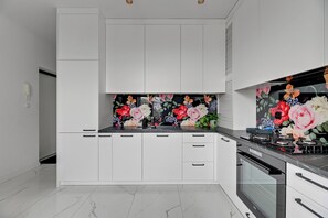 Standard Studio Suite, 1 Queen Bed with Sofa bed, Non Smoking, Private Bathroom | Private kitchen | Coffee/tea maker, electric kettle, high chair, freezer
