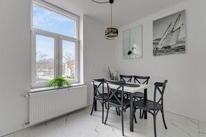 Standard Studio Suite, 1 Queen Bed with Sofa bed, Non Smoking, Private Bathroom | Dining