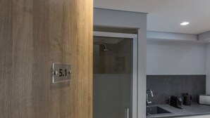 Eine moderne Küche mit Backofen, Spüle und Kaffeemaschine.