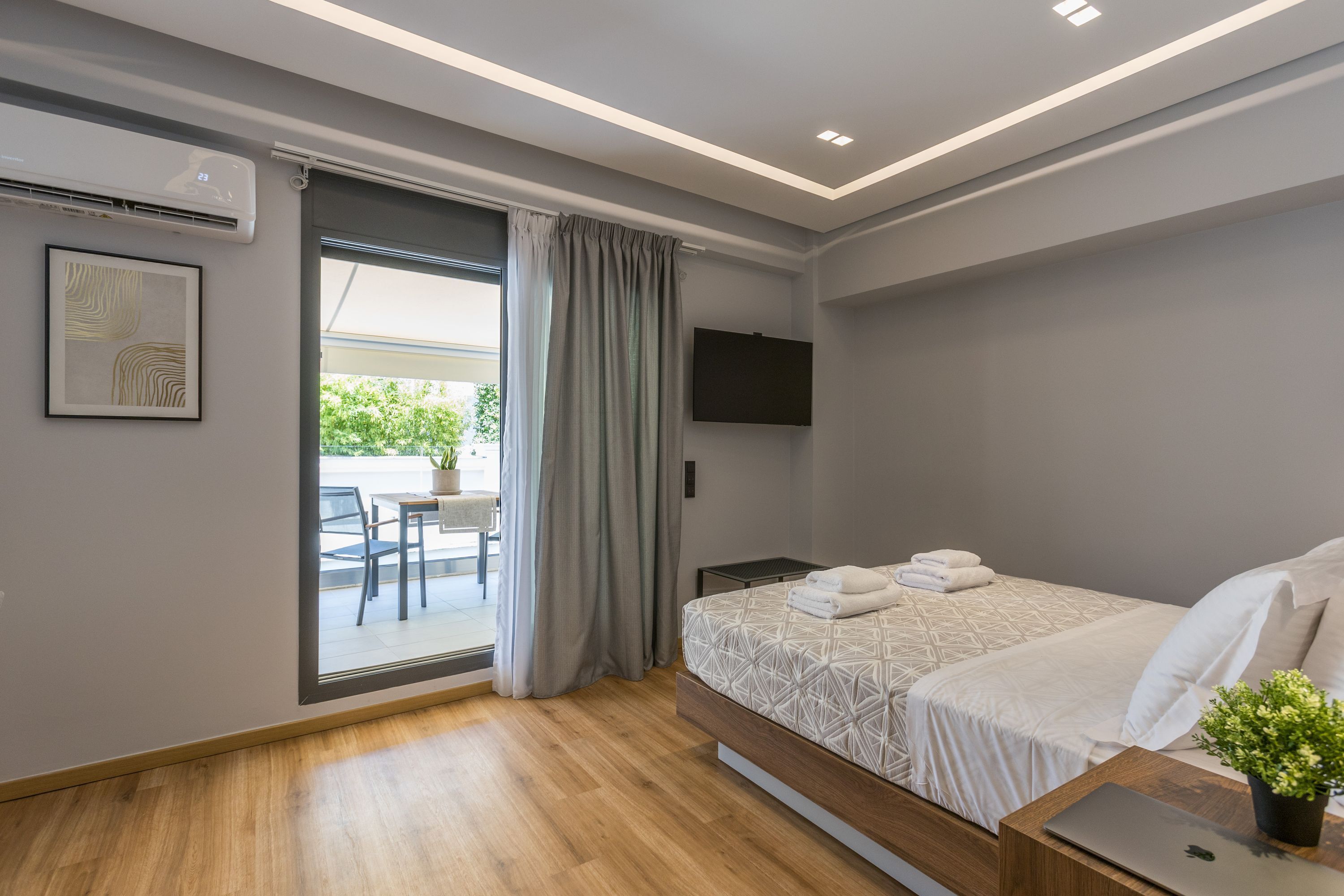 Escritorio, tabla de planchar con plancha, wifi gratis y ropa de cama 