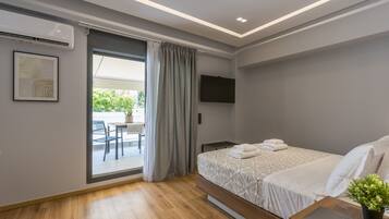 Escritorio, tabla de planchar con plancha, wifi gratis y ropa de cama