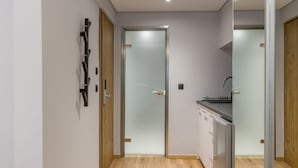 Eine moderne Küche mit Kühlschrank, Spüle und einem Holzschrank.