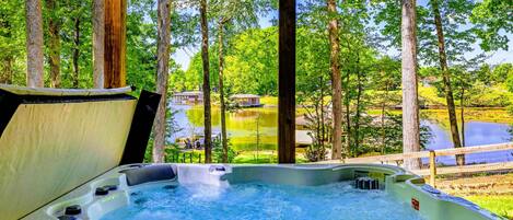 Outdoor spa tub