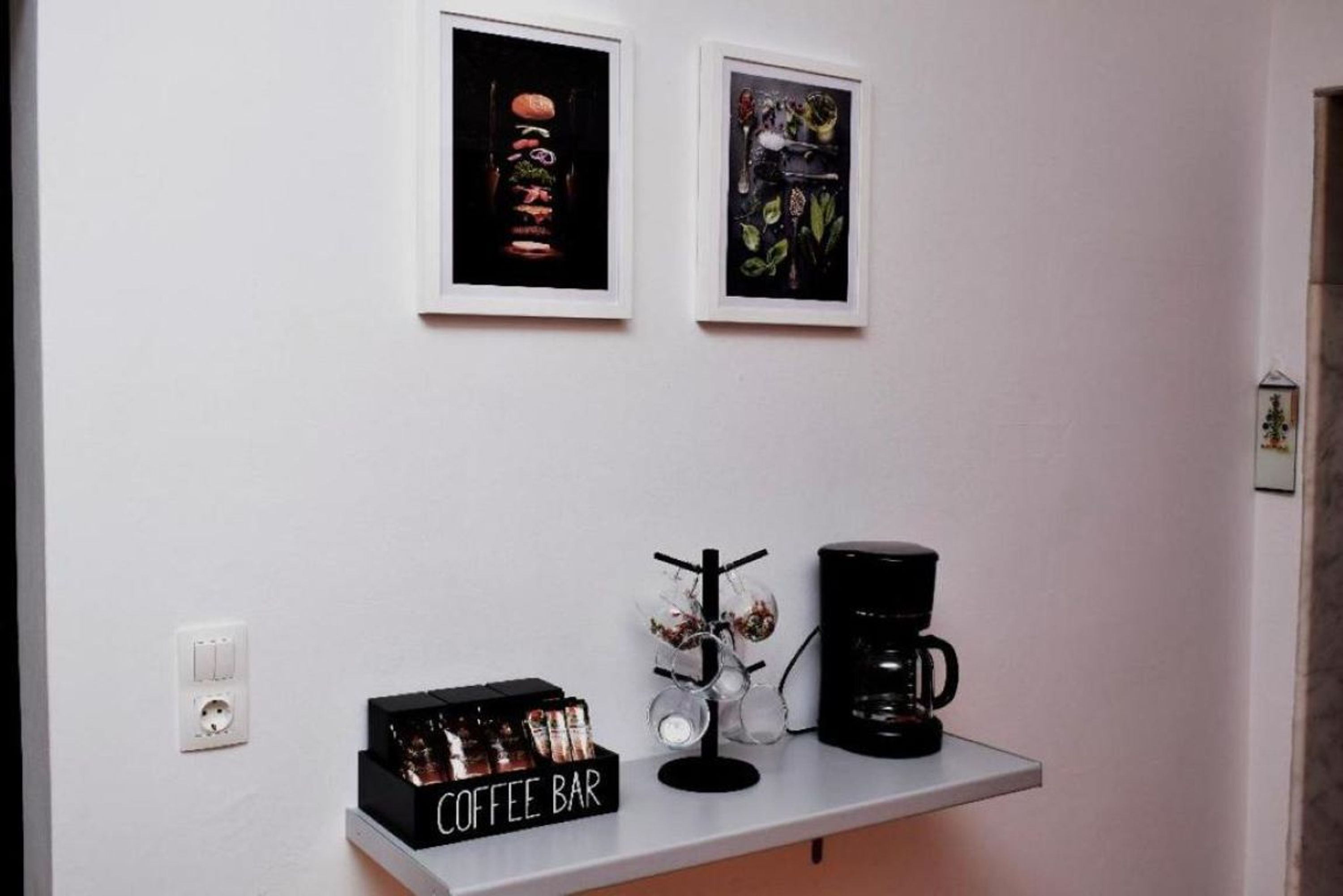 Un bar à café équipé d’une machine à café, d’une tasse à café et d’un présentoir pour les produits du bar à café.