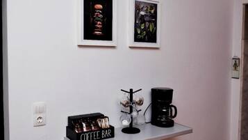Un bar à café équipé d’une machine à café, d’une tasse à café et d’un présentoir pour les produits du bar à café.