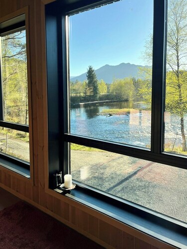 Moderne Hütte hoch über dem Storelva bei Eikefjord