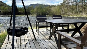 Outdoor dining - Modern cabin high above Storelva near Eikefjord (Eikefjord)