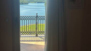 Deluxe Double Room, Balcony, Lake View | Interior
