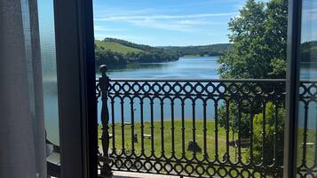 Classic Twin Room, Balcony, Lake View | Interior