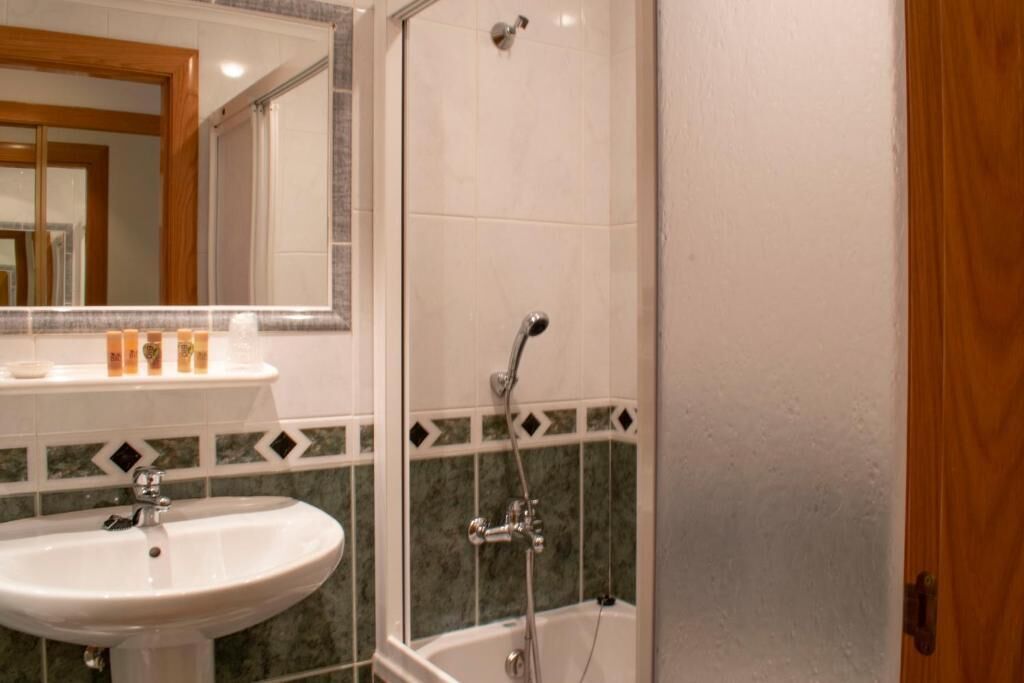 Classic Double Room, Garden View | Bathroom | Bathtub, towels