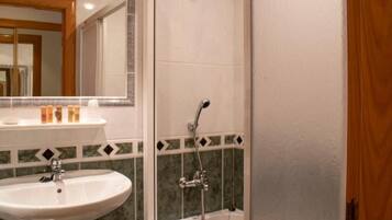Classic Double Room, Garden View | Bathroom | Bathtub, towels