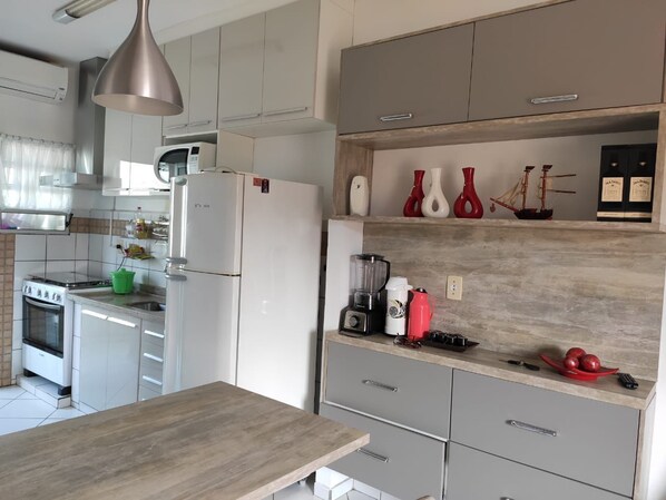 Private kitchen - Cozy apartment near the waterfront. (Ubatuba)