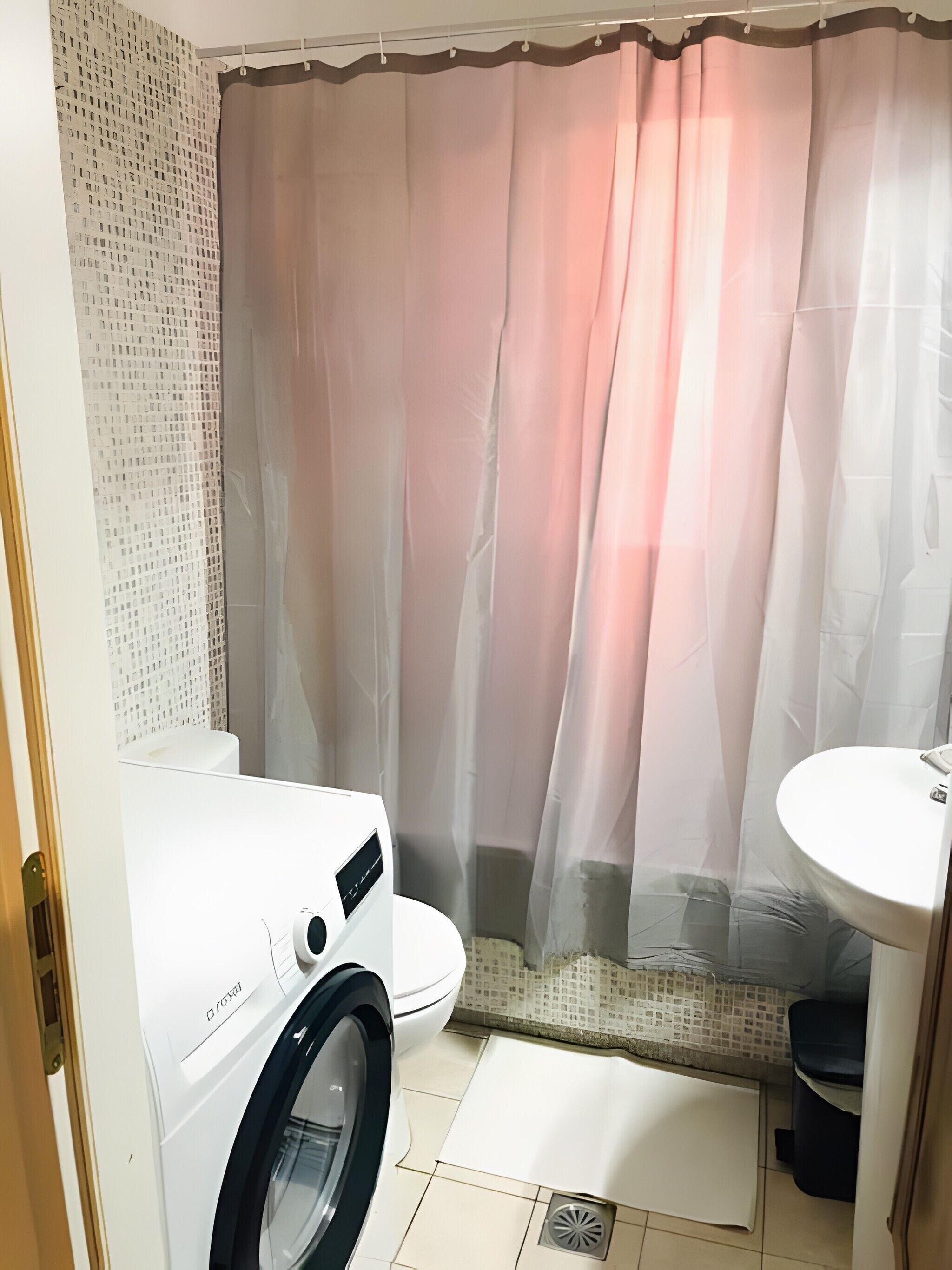 Douche, sèche-cheveux, serviettes fournies
