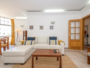A living room with a sofa, a coffee table, a lamp, and a door with glass panels. - CB LAG 10 2.E in Conceição de Tavira (Conceição de Tavira)