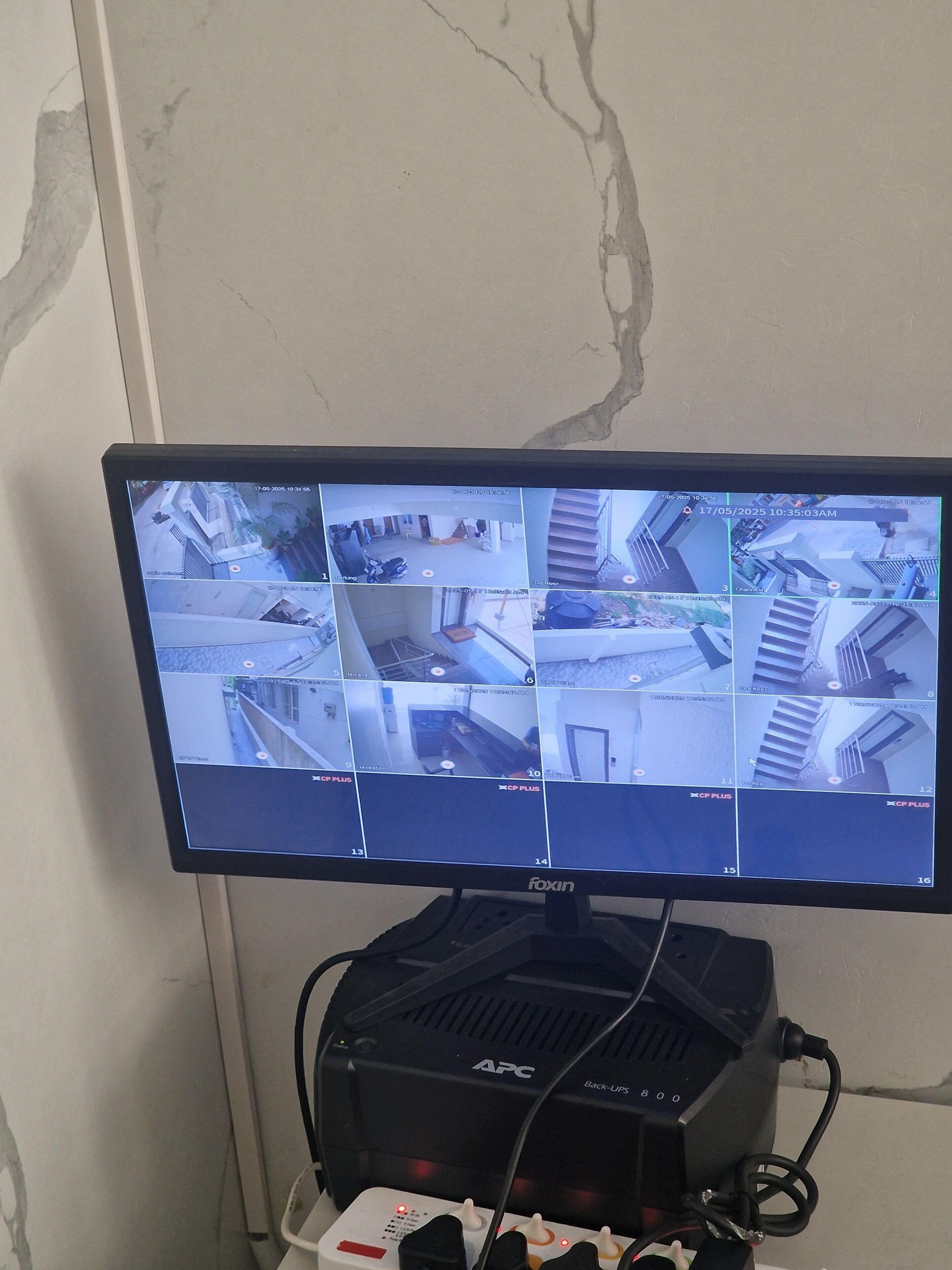 Ein Überwachungsmonitor zeigt mehrere Kamerabilder des Innenbereichs eines Gebäudes.
