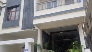 Un edificio residencial de varios pisos con balcones, una entrada con portón y un letrero que dice 'NO PARKING'.