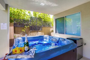 Outdoor spa tub - NEW LISTING: LUXURY HOME IN LA JOLLA WITH OCEAN VIEWS (San Diego)