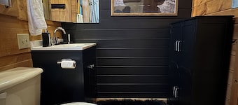 Boulder Ridge Cabin 3: Cowboy Luxe with Private Hot tub