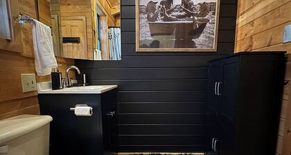 Boulder Ridge Cabin 3: Cowboy Luxe with Private Hot tub