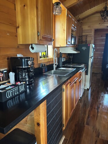 Boulder Ridge Cabin 3: Cowboy Luxe with Private Hot tub