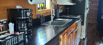 Boulder Ridge Cabin 3: Cowboy Luxe with Private Hot tub