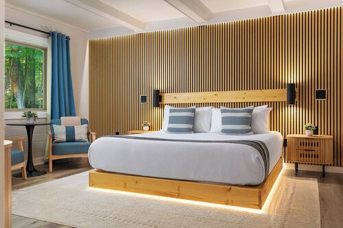 King Room Near Torch Lake | Hot Tub, Sauna, Resort Amenities