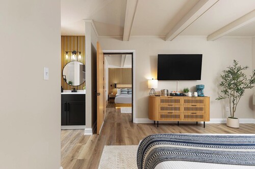 Connecting King + 2 Queen Suite | Ideal for Families & Groups