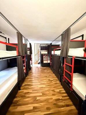 Dormitorio compartido estándar, patio, vista a la ciudad | Tabla de planchar con plancha y wifi gratis 
