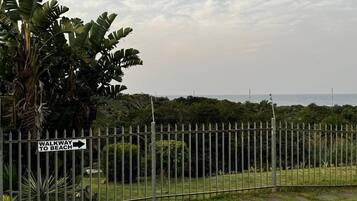 Apartment, 2 Bedrooms | Property grounds