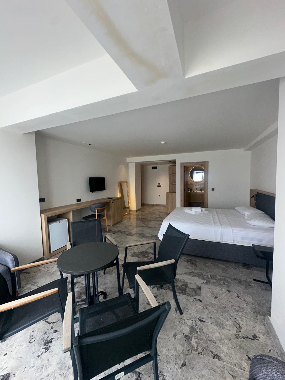 Klassieke driepersoonskamer, balkon, uitzicht op zee | Een bureau, een laptopwerkplek, een strijkplank/strijkijzer, gratis wifi