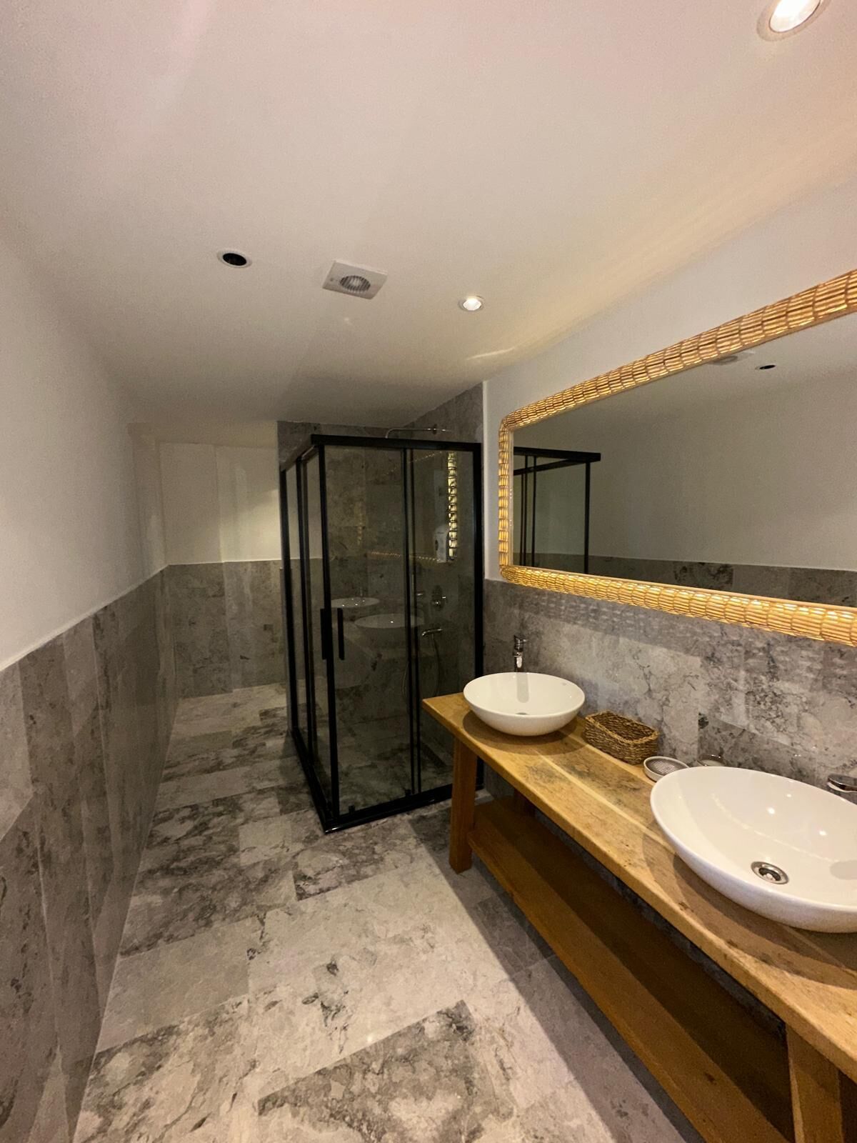 Habitación cuádruple Deluxe, balcón, vistas al mar | Baño | Ducha, secador de pelo, zapatillas y toallas