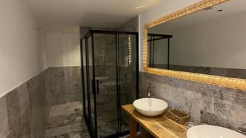 Habitación cuádruple Deluxe, balcón, vistas al mar | Baño | Ducha, secador de pelo, zapatillas y toallas