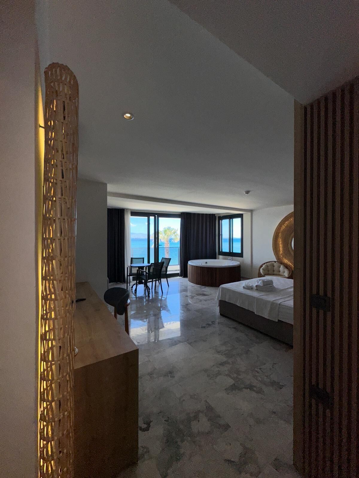 Deluxe vierpersoonskamer, balkon, uitzicht op zee | Een bureau, een laptopwerkplek, een strijkplank/strijkijzer, gratis wifi