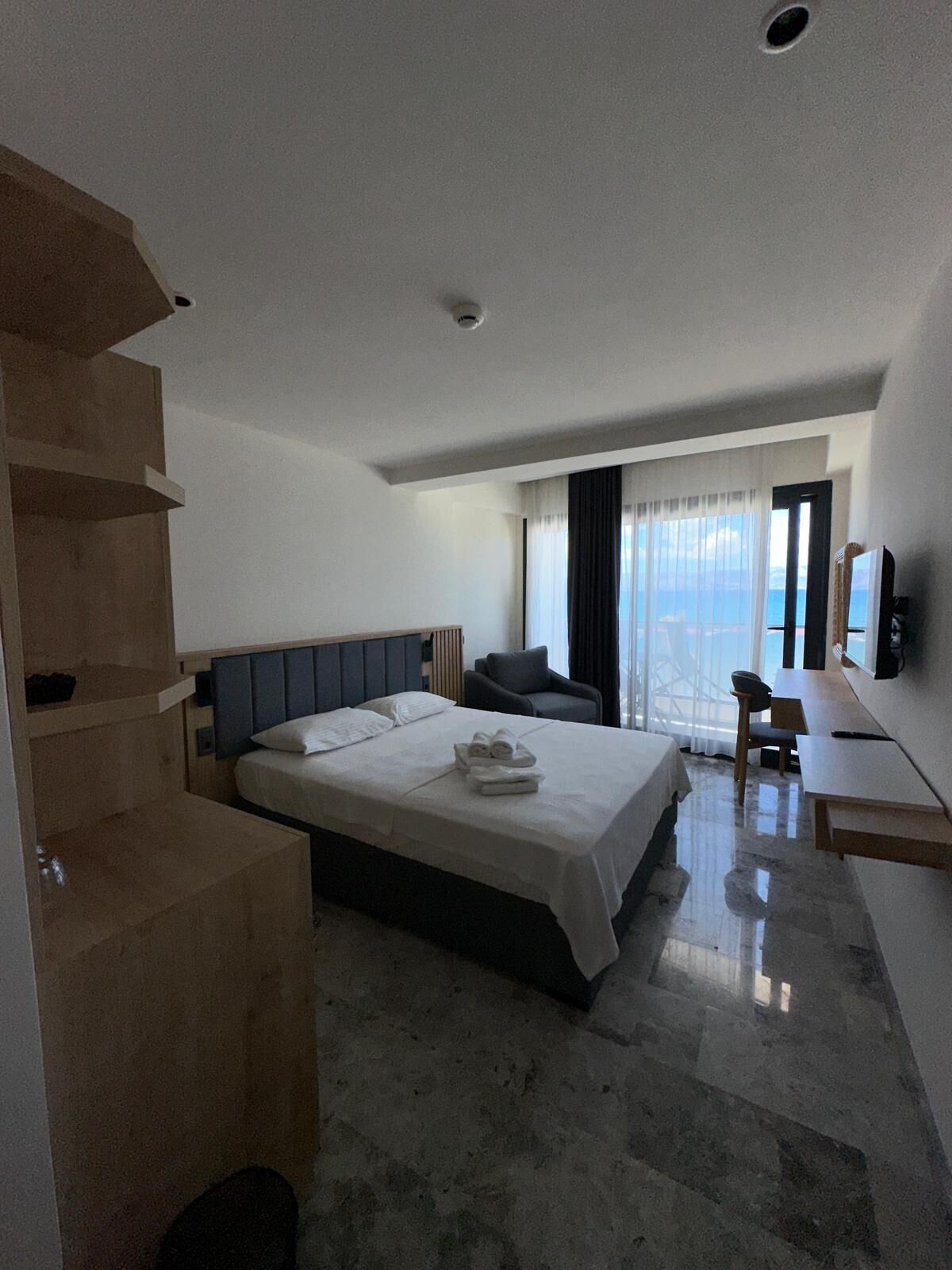 Comfort vierpersoonskamer, balkon, uitzicht op zee | Een bureau, een laptopwerkplek, een strijkplank/strijkijzer, gratis wifi