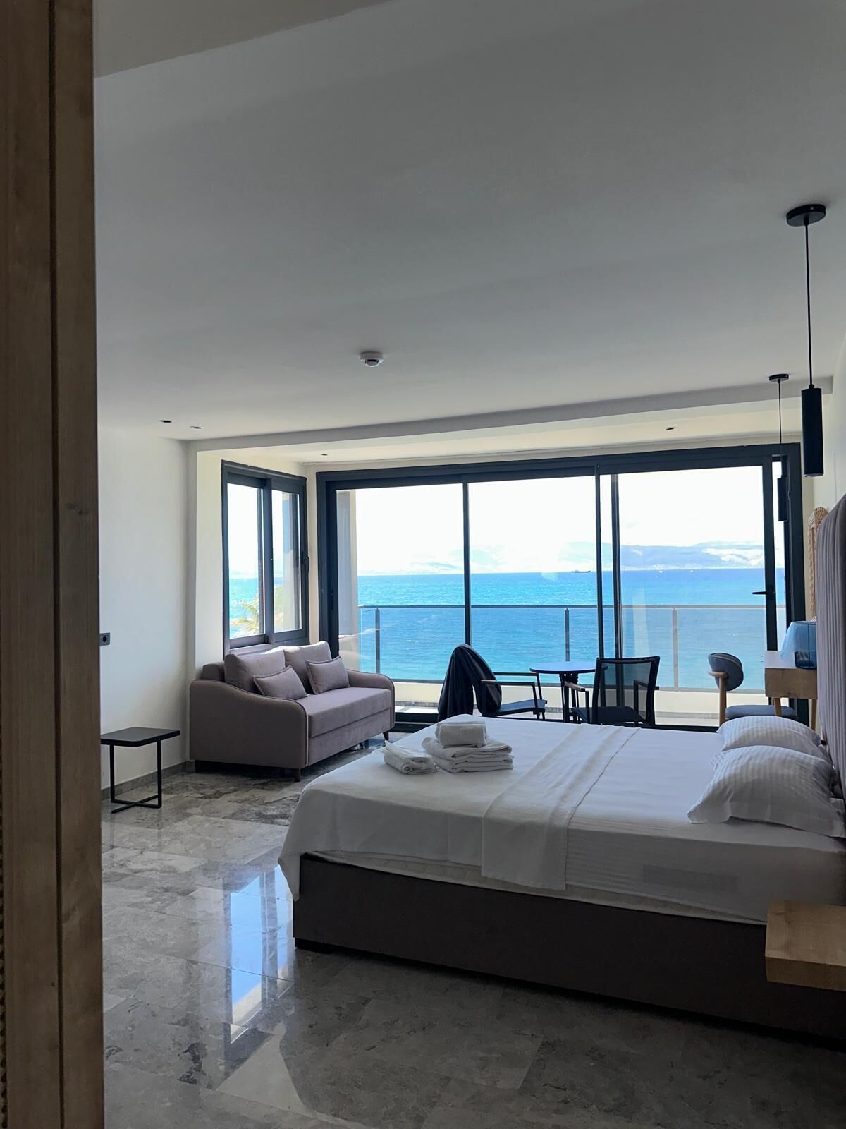 Habitación cuádruple Deluxe | Escritorio y espacio para trabajar con un portátil