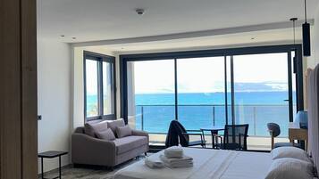 Habitación cuádruple Deluxe | Escritorio y espacio para trabajar con un portátil