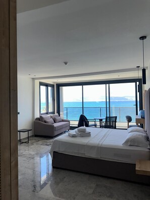 Deluxe Quadruple Room | Desk, laptop workspace, iron/ironing board, free WiFi - ÇİFTLİQUE (Cesme)