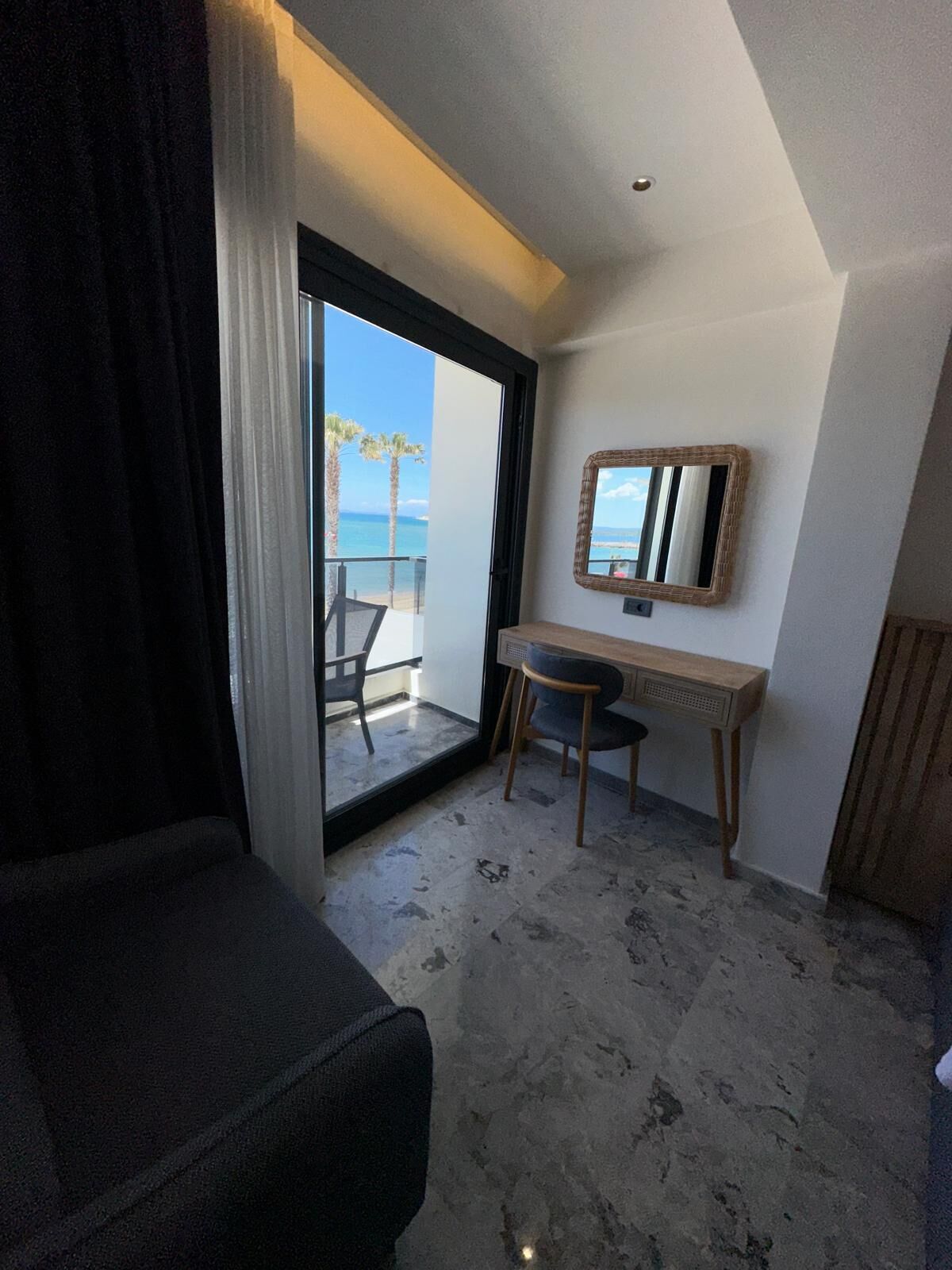 Habitación cuádruple Confort, balcón, vistas al mar | Zona de estar