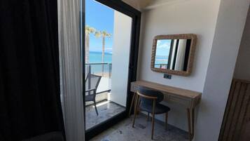 Habitación cuádruple Confort, balcón, vistas al mar | Zona de estar